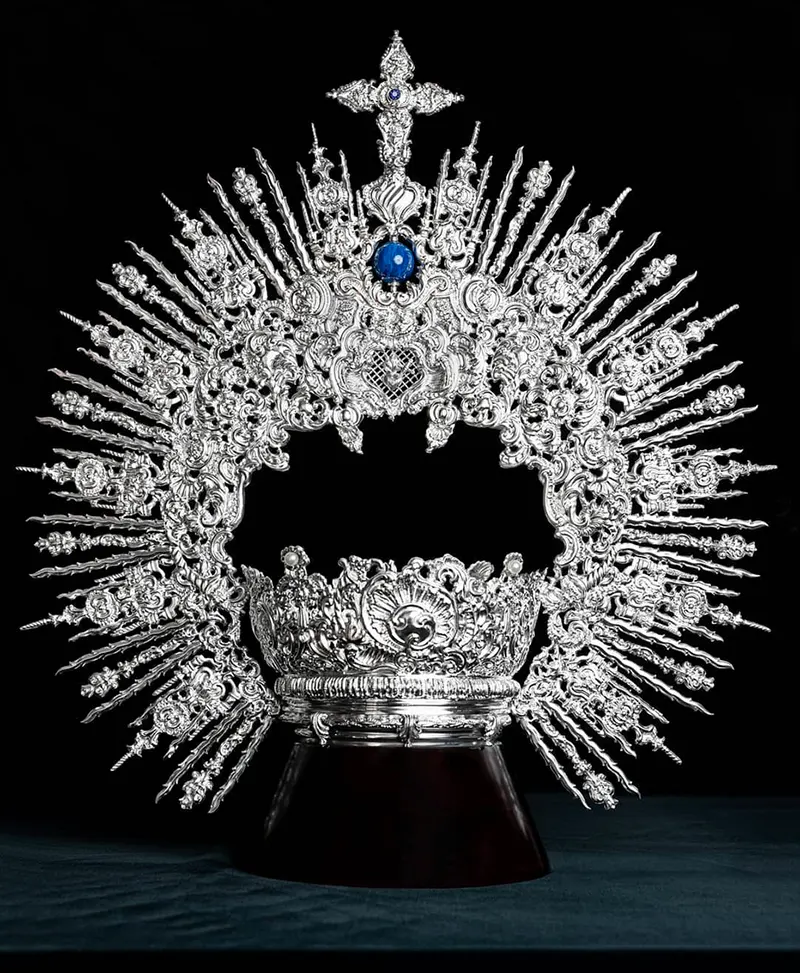 Corona de camarín de María Santísima del Mayor Dolor. Estilo rococó. La ráfaga combina rayos siguiendo el modelo de las potencias del Señor. Metal plateado (Orfebrería Sanlúcar, 2020). Foto: J. Manuel Sánchez.
