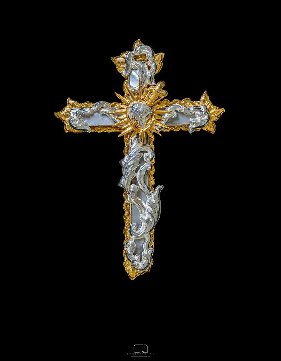 Cruz pectoral para María Santísima del Mayor Dolor. Plata chapada en oro (Alesco, 2021). Foto: José Jiménez.
