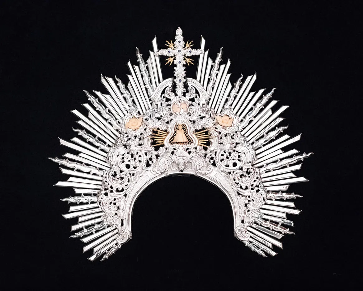 Diadema para María Santísima del Mayor Dolor. Estilo rococó. Plata con apliques de marfil y engastes de pedrería (Orfebrería Sanlúcar, 2020). Foto: Emilio Mayolín.