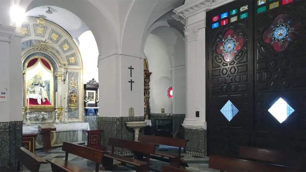 Capilla de las Angustias Sanlúcar de Barrameda La capilla de las Angustias en la parroquia del Carmen de Sanlúcar. Como se aprecia en la fotografía, está junto a la puerta de la iglesia, lo que incomodaba a sus hermanos a la hora de celebrar sus cultos. Aquí ha radicado la Cofradía de las Angustias desde su llegada a este templo en 1836. Foto: Domingo Lagomazzini.