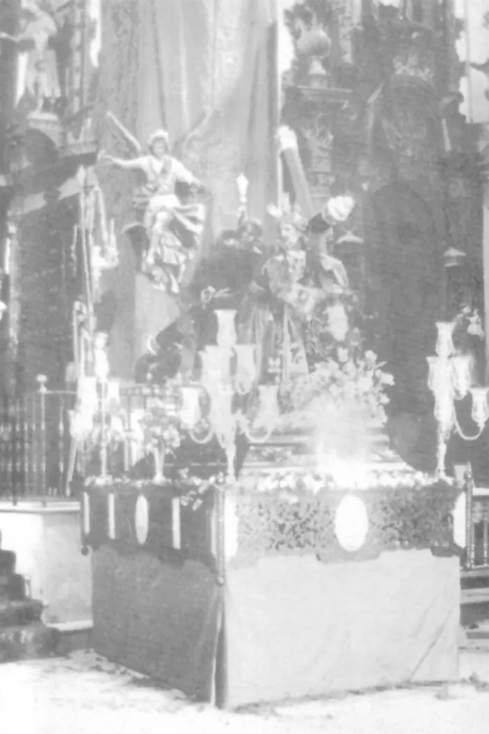El antiguo paso del Consuelo, en una instantánea de 1954, con la canastilla recién estrenada y los candelabros prestados por las Angustias. Foto extraída del libro Consuelo de Sanlúcar (Cantos Lobato, 2003).