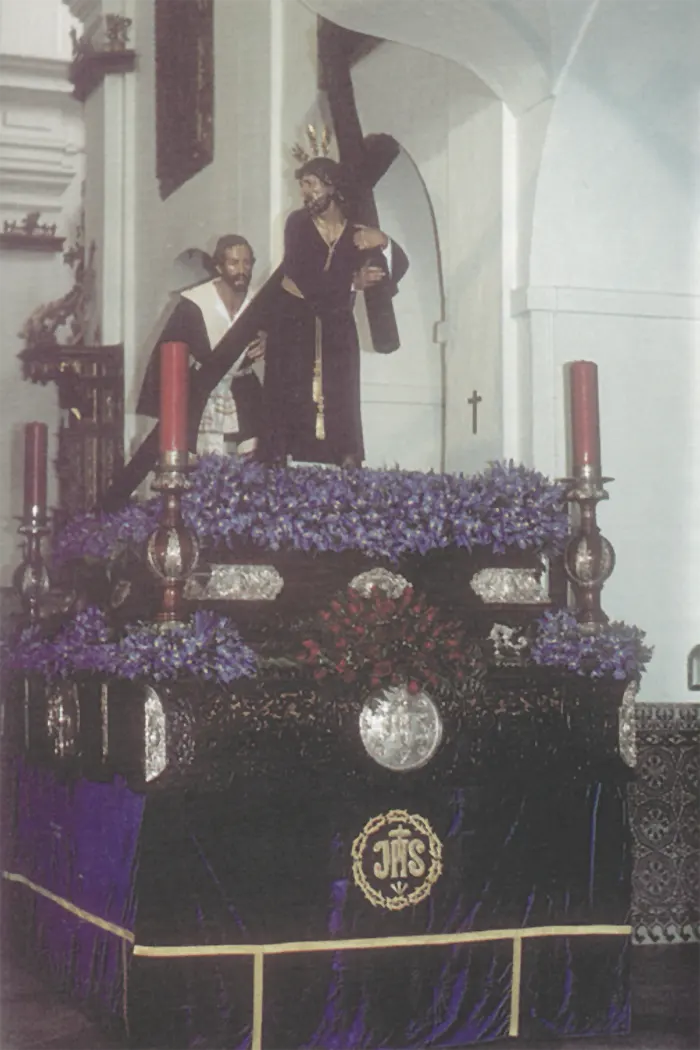 El antiguo paso del Consuelo, en una instantánea de 2003, con los portahachones de Romero Salgado. Foto extraída del libro Consuelo de Sanlúcar (Cantos Lobato, 2003).