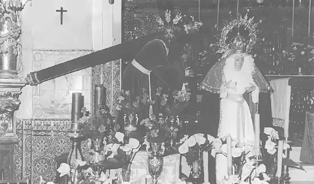 Consuelo-Sanlucar-Cultos-1972 Cultos de 1972 compartidos con la Hermandad de las Angustias. Las imágenes del Consuelo estaban a los pies del altar mayor, a la derecha del mismo, mientras que las de las Angustias estarían al otro lado. Foto extraída del libro Consuelo de Sanlúcar (Cantos Lobato, 2003).