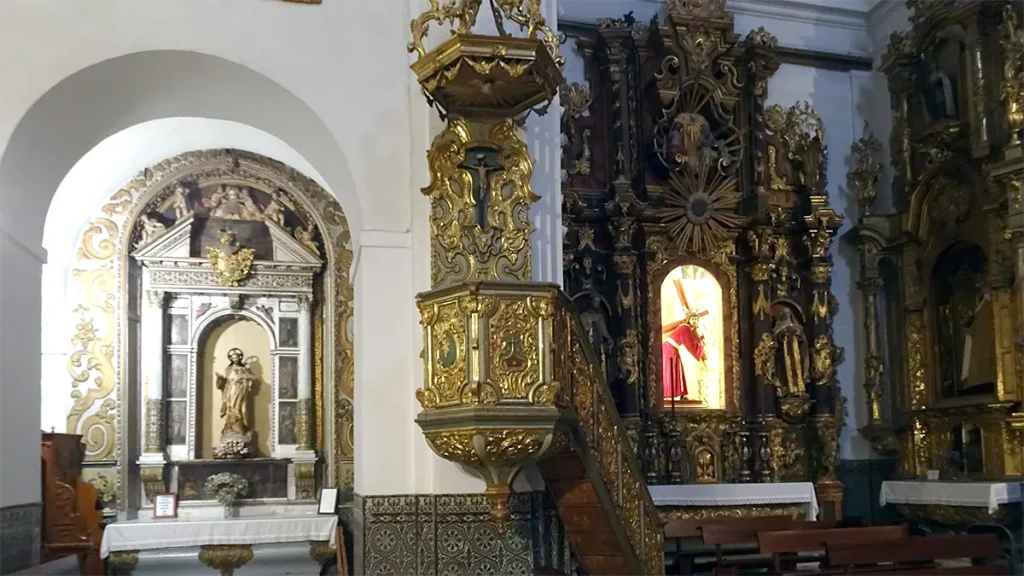 Consuelo de Sanlúcar capilla antigua y actual Tras su restauración en 1995, la imagen de Nuestro Padre Jesús del Consuelo fue trasladada al primitivo retablo de san Roque, en el brazo izquierdo del transepto (en la foto, a la derecha), donde recibe culto desde entonces. Su capilla primitiva es la que aparece a la izquierda. Foto: Domingo Lagomazzini.