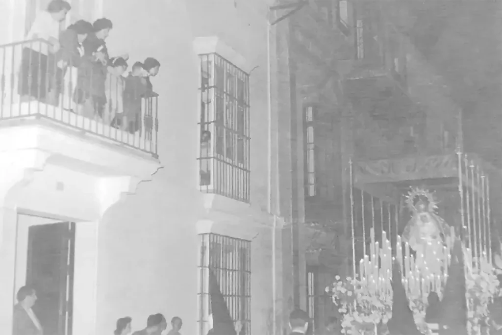 Mayor Dolor Sanlúcar 1960 El palio del Mayor Dolor en 1960, por la calle Bolsa. Foto extraída del libro Consuelo de Sanlúcar (Cantos Lobato, 2003).