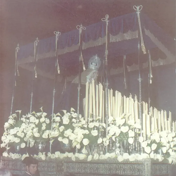 Segundo palio del Mayor Dolor (1954-1976), azul de cajón, en una instantánea tomada en 1969. Foto extraída del libro Consuelo de Sanlúcar (Cantos Lobato, 2003).