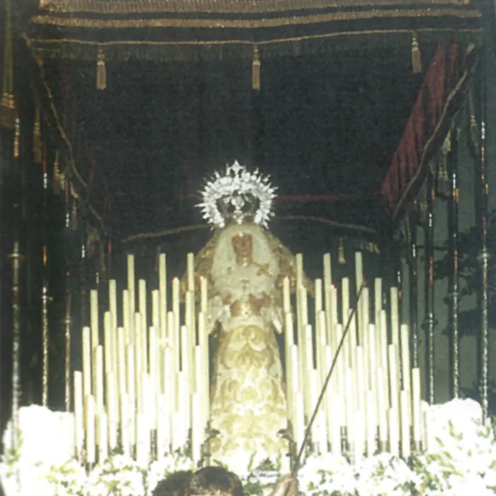 Cuarto palio del Mayor Dolor (1991-2000), granate de cajón, en una instantánea tomada en 1999. Foto extraída del libro Consuelo de Sanlúcar (Cantos Lobato, 2003).
