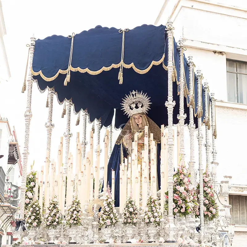 Quinto palio del Mayor Dolor (2001-2024), de nuevo azul con forma, en una instantánea tomada en 2023. Foto: Javier Guisado.
