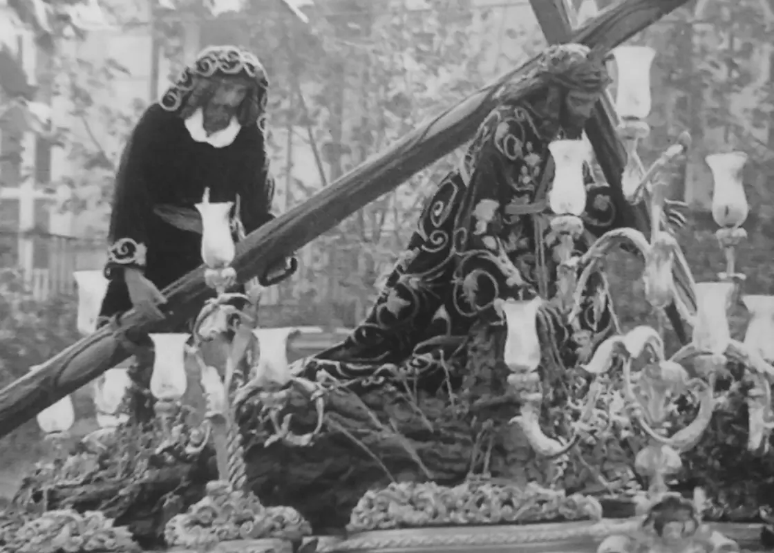 Las Tres Caídas de Triana, con el actual Cirineo del Consuelo de Sanlúcar. La foto debe de ser del primer tercio del siglo XX, ya que ese paso fue estrenado en 1894 y el Cirineo salió hasta 1938, año en que Castillo Lastrucci rediseñó el misterio. Foto extraída de las redes sociales de la Hermandad de la Esperanza de Triana.
