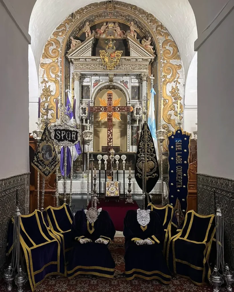 Altar de insignias Altar de insignias de la Hermandad del Consuelo. Foto extraída de las redes sociales de la Hermandad.