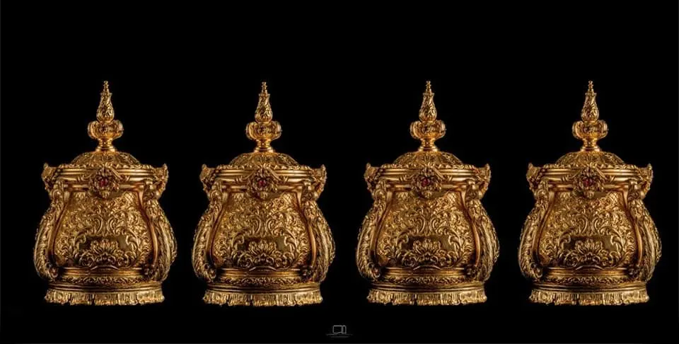 Juego de cantoneras para la cruz de Nuestro Padre Jesús del Consuelo. Estilo rococó, con pedrería morada a juego con otras piezas, como las potencias del Señor. Metal dorado (Alesco, 2022). Foto: José Jiménez.