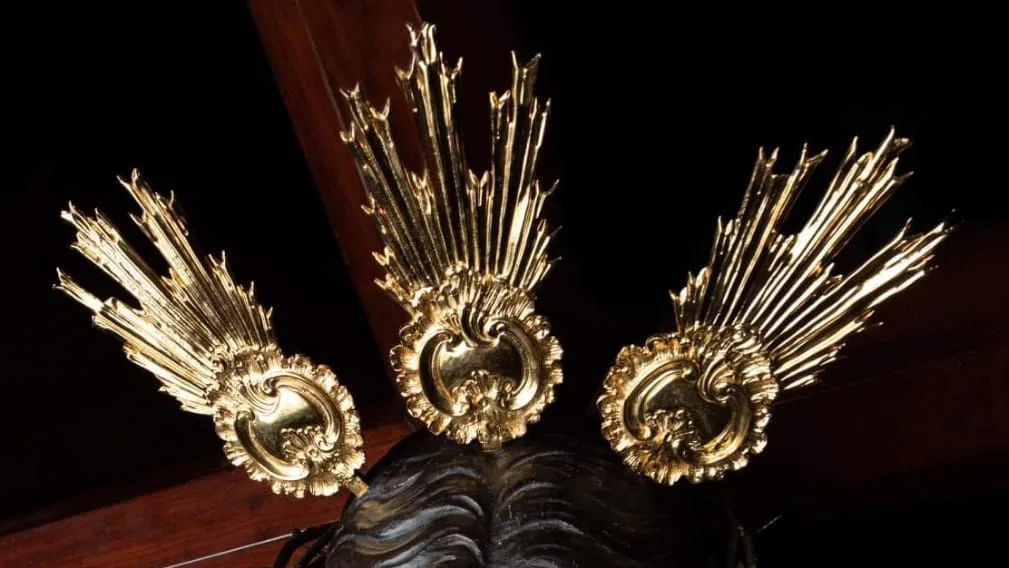 Juego de potencias de Nuestro Padre Jesús del Consuelo. Plata de ley sobredorada (siglo XVII). Restauradas y nuevamente doradas por Laboratorios Dopla (Sevilla, 1993). Foto: J. Manuel Sánchez.