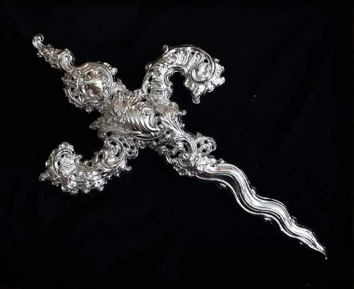 Daga para María Santísima del Mayor Dolor. Estilo rococó. Metal plateado (Alesco, 2019). Foto extraída de las redes sociales de la Hermandad del Consuelo.