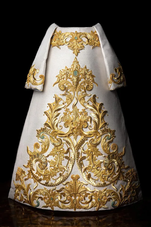 Saya para María Santísima del Mayor Dolor. Bordado en oro (Ildefonso Jiménez, 2022). Foto extraída de las redes sociales de la Hermandad del Consuelo.