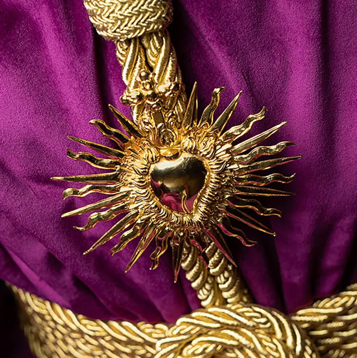 Pectoral en plata de ley chapada en oro (Manuel Valera Pérez, 2025). Regalo de la Hermandad de los Dolores de Sanlúcar, madrina de la Tercera Caída en su elevación a hermandad de penitencia. Foto: Javier Guisado.