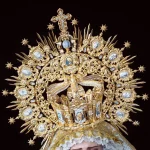 Corona en metal dorado con esmaltes al fuego, piedras, nácar y carey sintético, diseñada por Alesco (Orfebrería Sanlúcar, 2018). Foto extraída de las redes sociales de Orfebrería Sanlúcar.