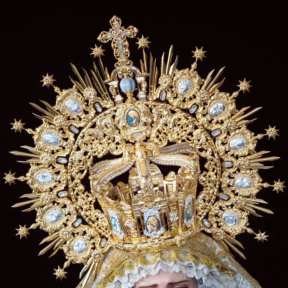 Corona en metal dorado con esmaltes al fuego, piedras, nácar y carey sintético, diseñada por Alesco (Orfebrería Sanlúcar, 2018). Foto extraída de las redes sociales de Orfebrería Sanlúcar.
