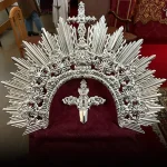 Diadema y puñal en metal plateado (Orfebrería Arte Castilleja, 2022). Foto extraída de las redes sociales de la Hermandad de la Tercera Caída.
