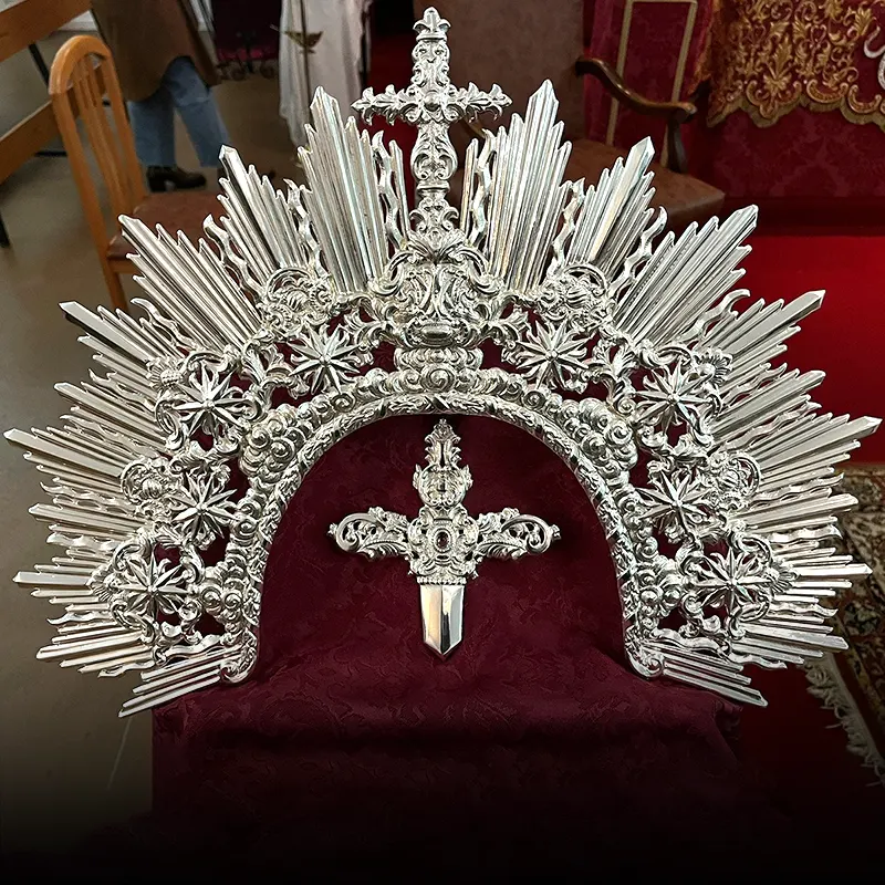 Diadema y puñal en metal plateado (Orfebrería Arte Castilleja, 2022). Foto extraída de las redes sociales de la Hermandad de la Tercera Caída.