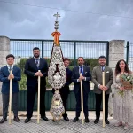 Estandarte corporativo en metal plateado enriquecido con esmaltes (Orfebrería Sanlúcar, 2015). Restaurado y rediseñado en su conjunto por Alesco orfebrería y diseños en 2022. Foto extraída de las redes sociales de la Hermandad de la Tercera Caída.