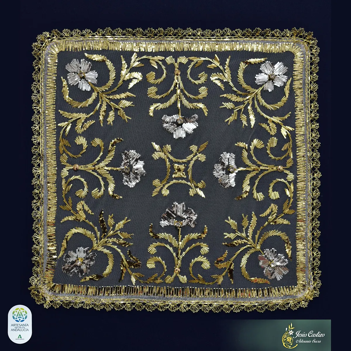 Pañuelo bordado en hojilla de oro, entremezclando hojilla lisa con rizadas, así como con hojilla de plata, sobre tul. El diseño destaca la flor de la Jara como ornamento principal, dispuesta en los puntos claves de la pieza (Jesús Castizo Ramírez, 2025). Foto extraída de las redes sociales de la Hermandad de la Tercera Caída.