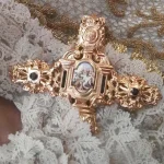 Puñal en plata de ley chapada en oro, diseñado por Alesco (Orfebrería Sanlúcar, 2018). Foto extraída de las redes sociales de Orfebrería Sanlúcar.