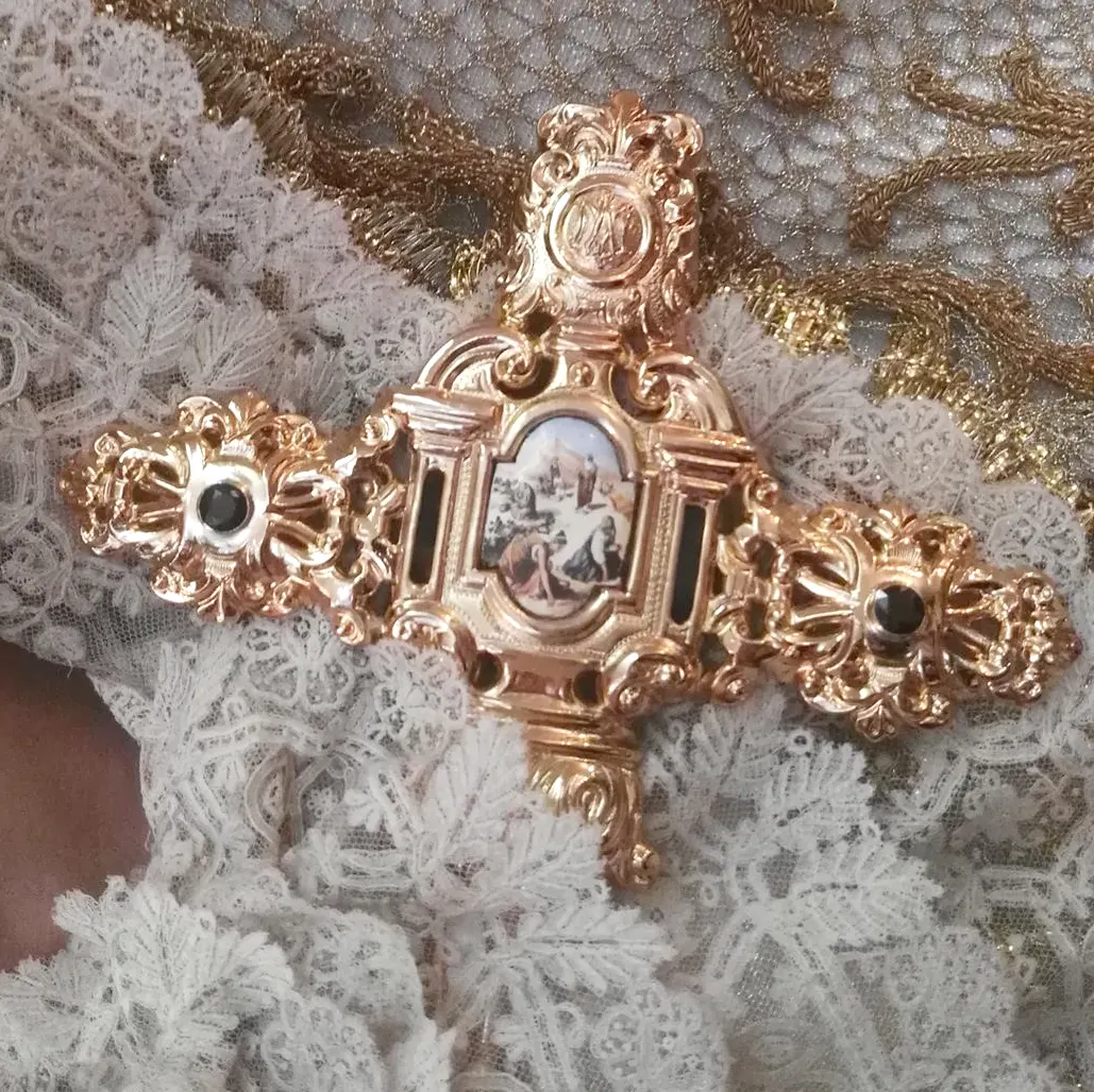 Puñal en plata de ley chapada en oro, diseñado por Alesco (Orfebrería Sanlúcar, 2018). Foto extraída de las redes sociales de Orfebrería Sanlúcar.