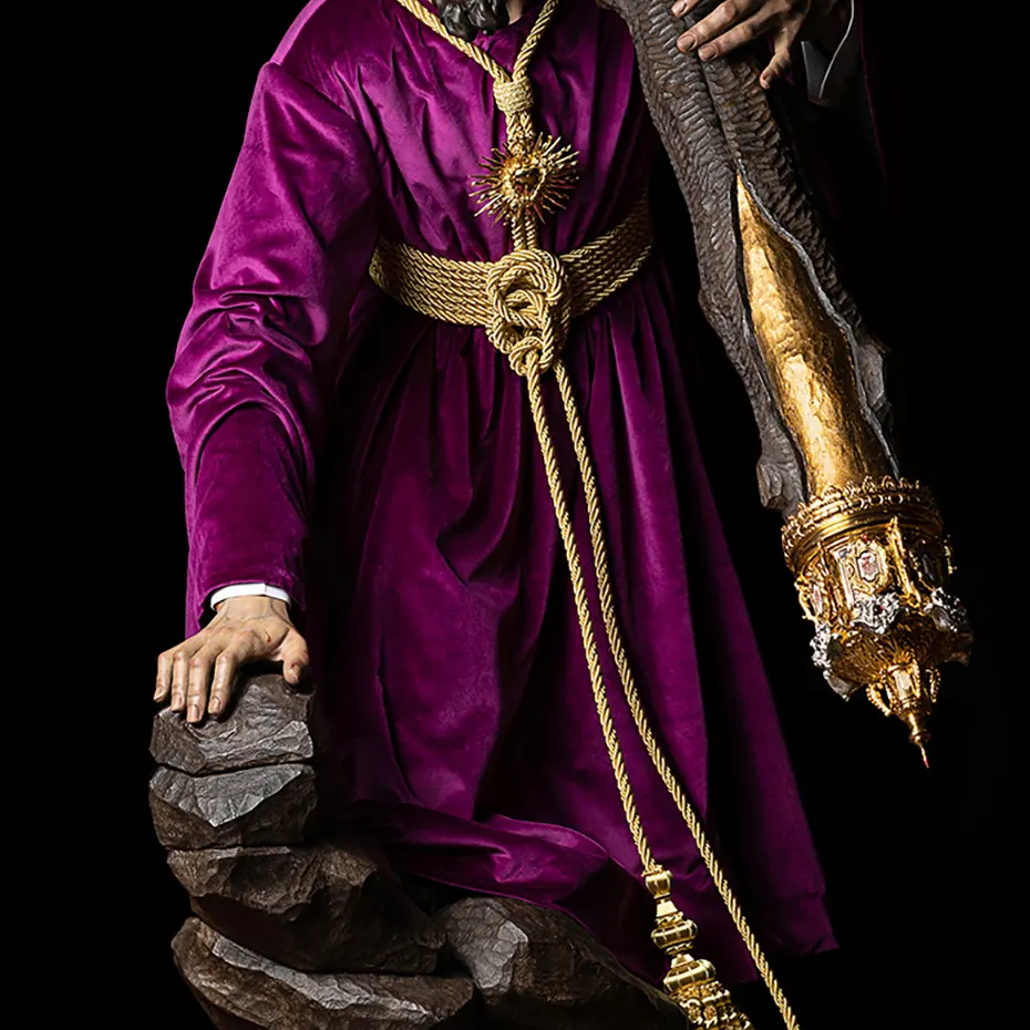 Túnica en terciopelo de algodón de máxima calidad en color cardenal, en referencia al cardenal beato Marcelo Spínola, titular de la cofradía (Ildefonso Jiménez, 2025). Foto: Javier Guisado.