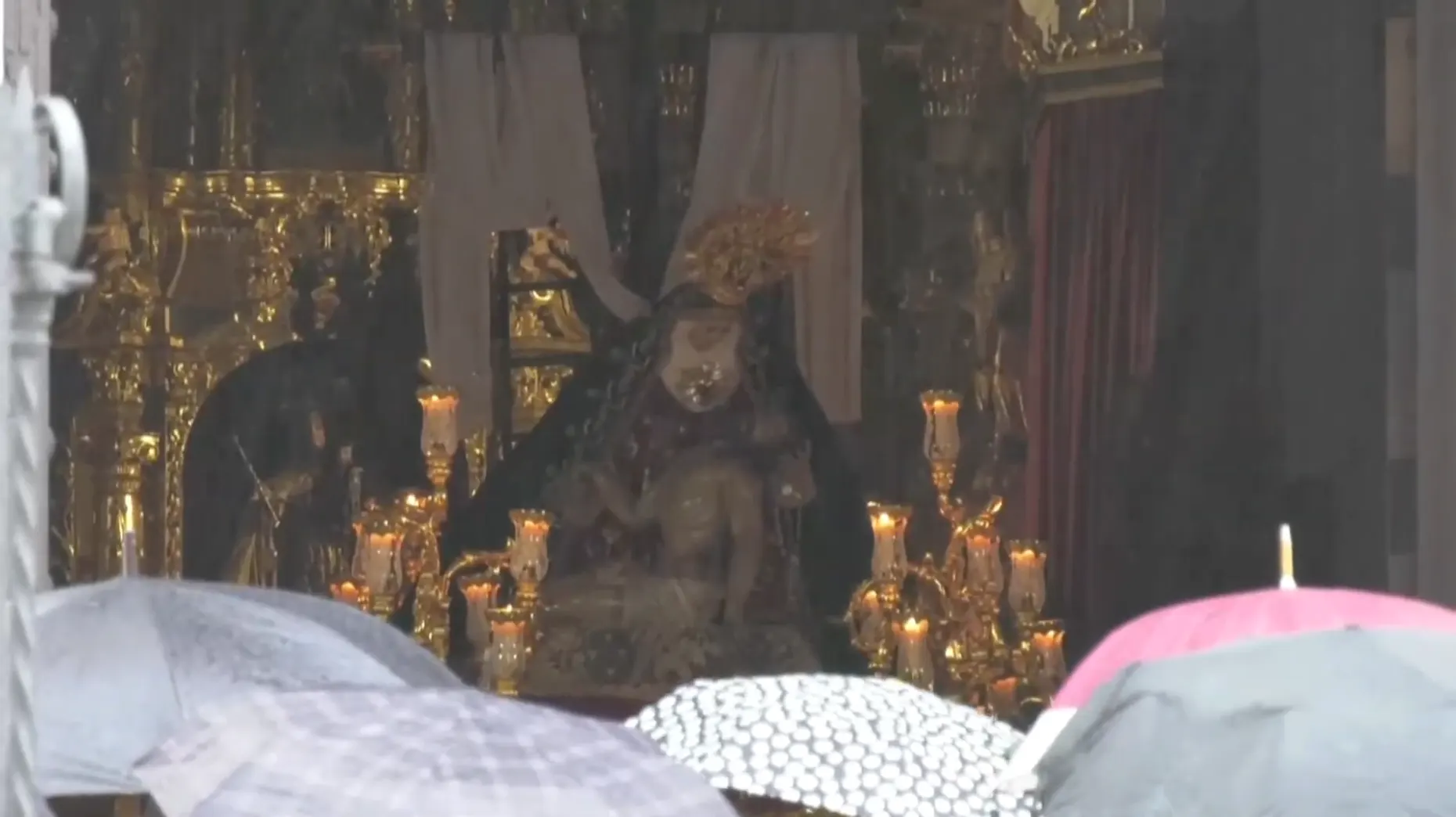 El paso de las Angustias de Sanlúcar, a las puertas de su templo, decide no salir el Viernes Santo de 2024 por lluvia. Foto: Costa Noroeste TV.